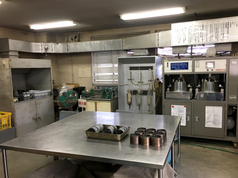 試験室では厳正な品質管理を徹底